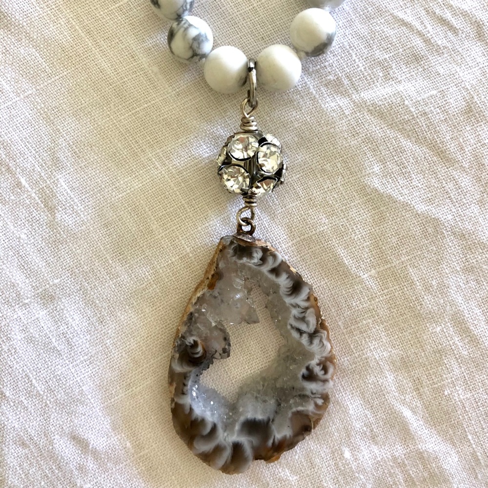 White howlite necklace with quartz pendant